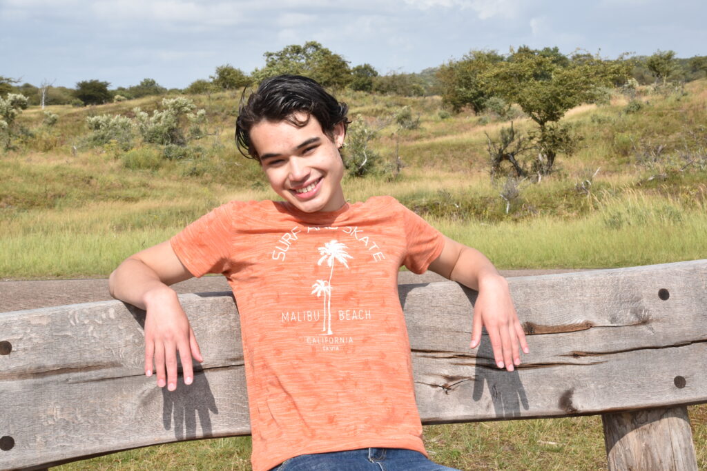 Darren op een bankje tijdens wandeling in de duinen.